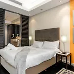 City Centre Spacious Studio Apartment With Pool, Parking, And Gym Access!