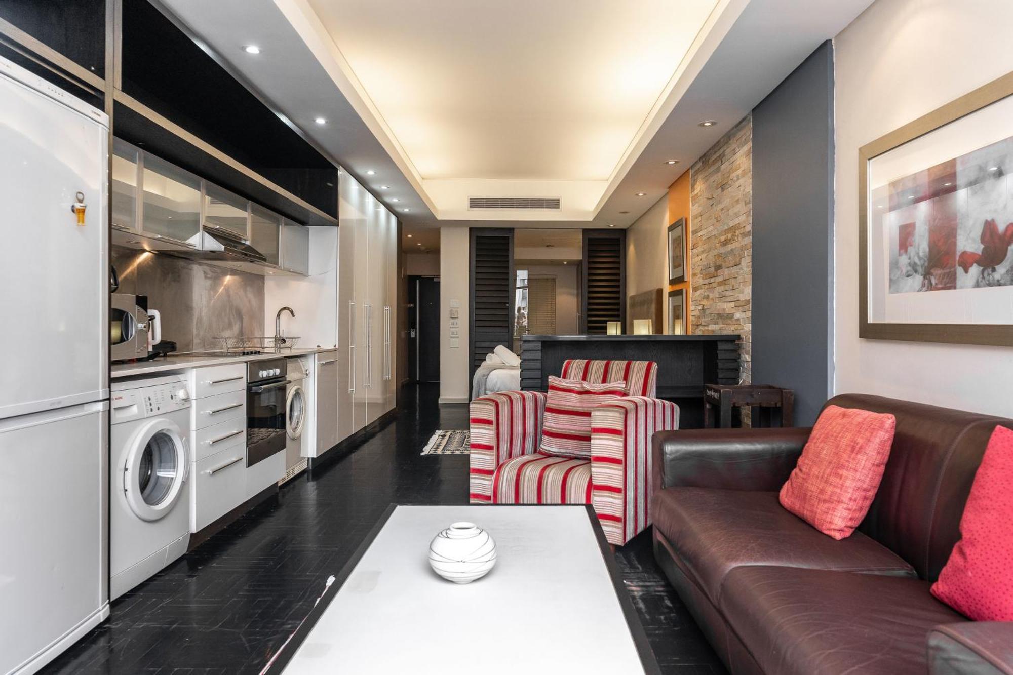 Centre Spacious With Pool, Parking, And Gym Access! Apartment Cape Town