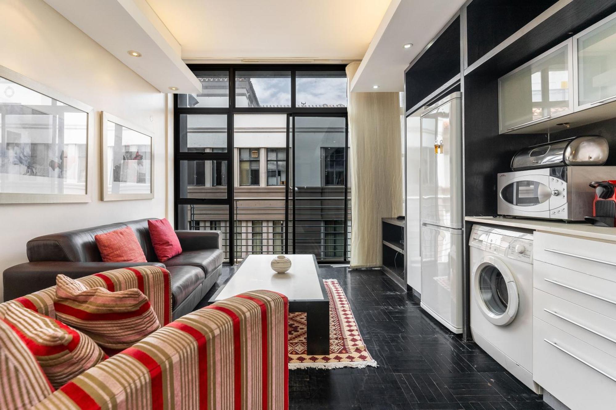 Centre Spacious With Pool, Parking, And Gym Access! * Cape Town