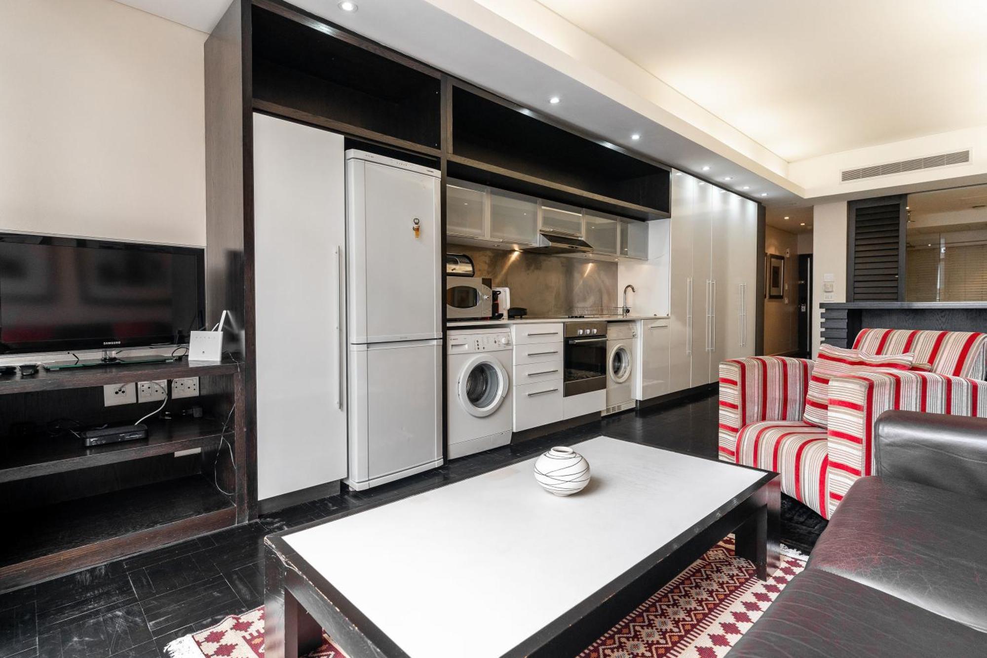 Apartment Centre Spacious With Pool, Parking, And Gym Access! Cape Town