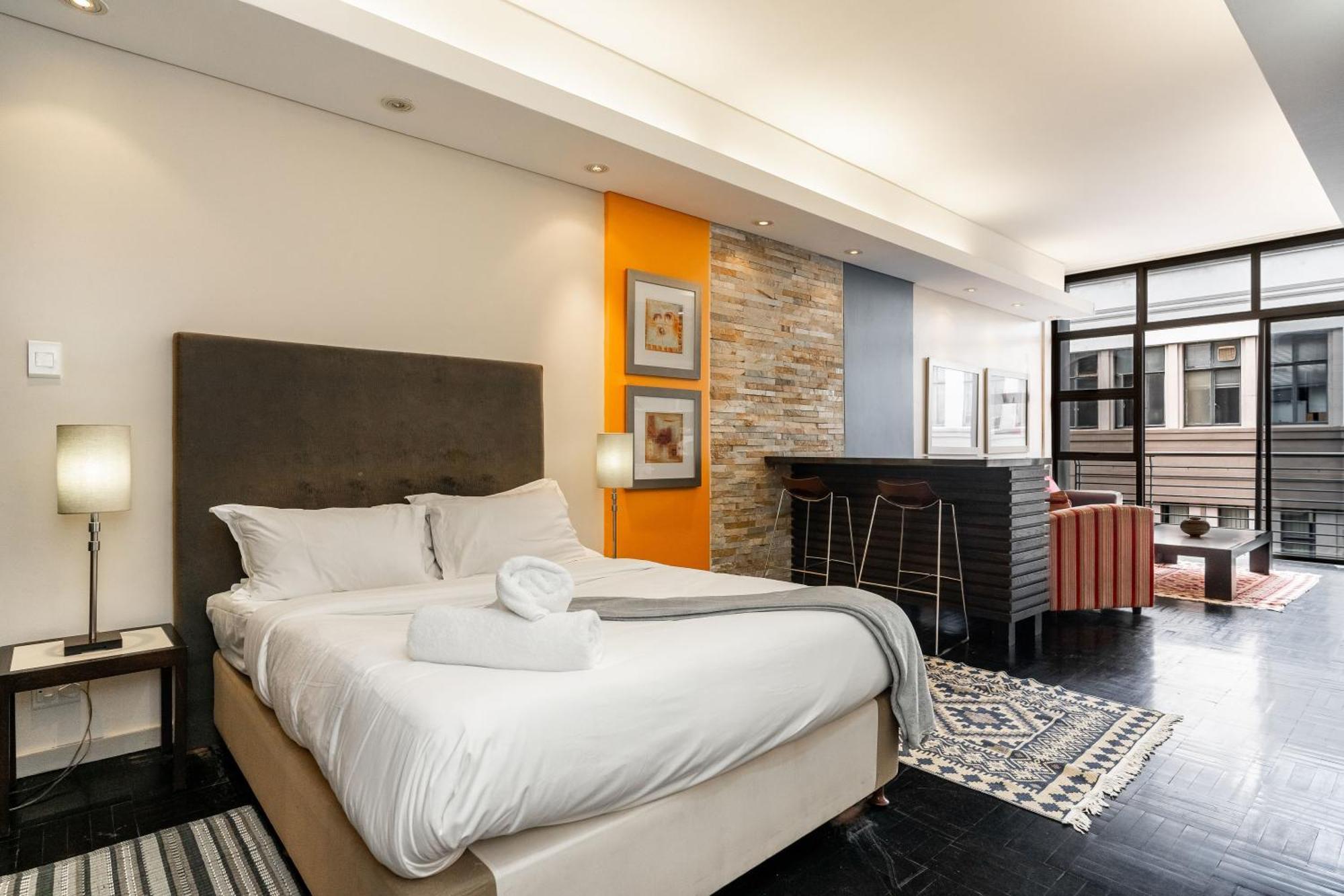 Centre Spacious With Pool, Parking, And Gym Access!