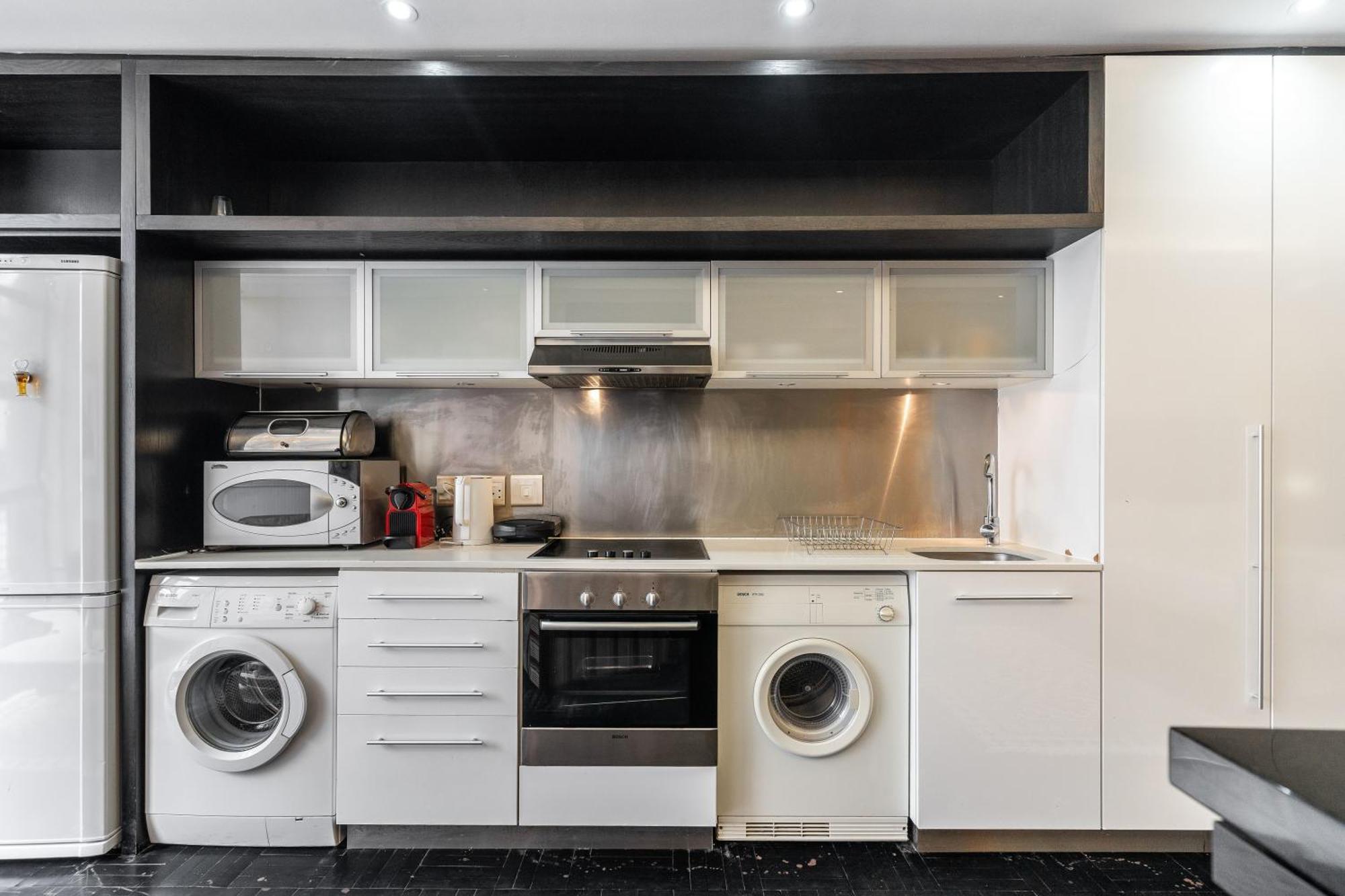 Centre Spacious With Pool, Parking, And Gym Access! Apartment