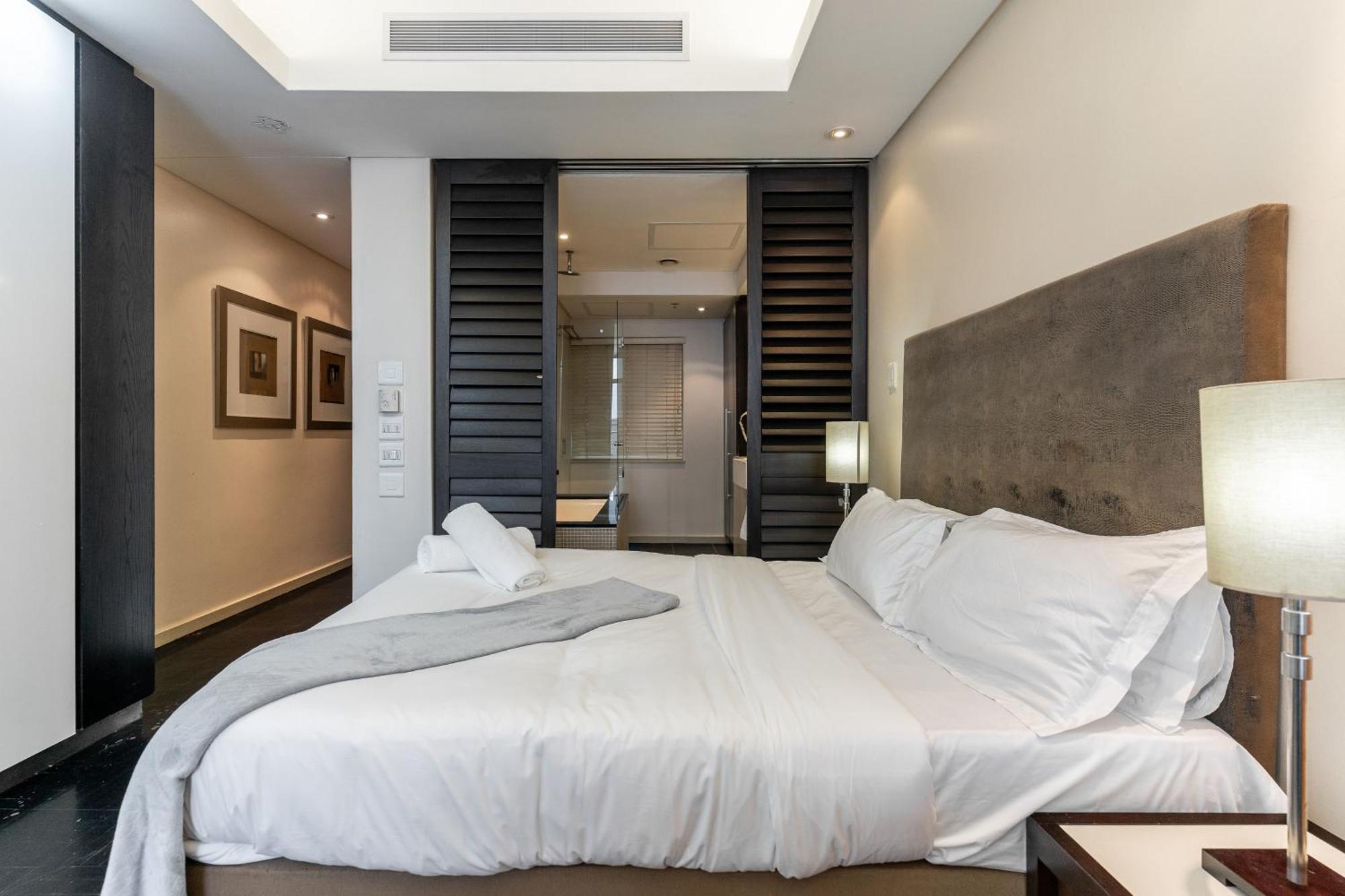 Centre Spacious With Pool, Parking, And Gym Access! * Cape Town