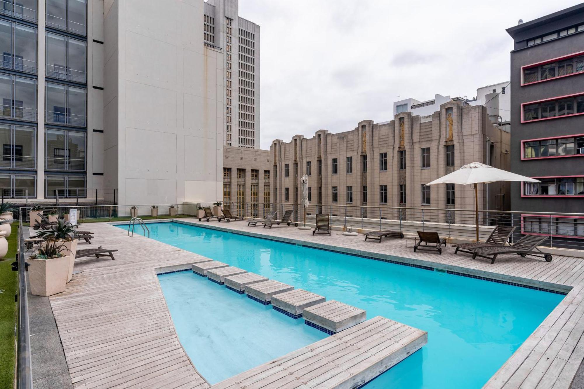 Apartment Centre Spacious With Pool, Parking, And Gym Access!