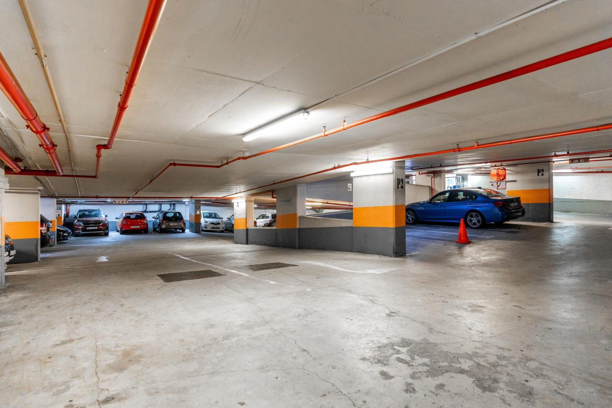 Centre Spacious With Pool, Parking, And Gym Access! Apartment *