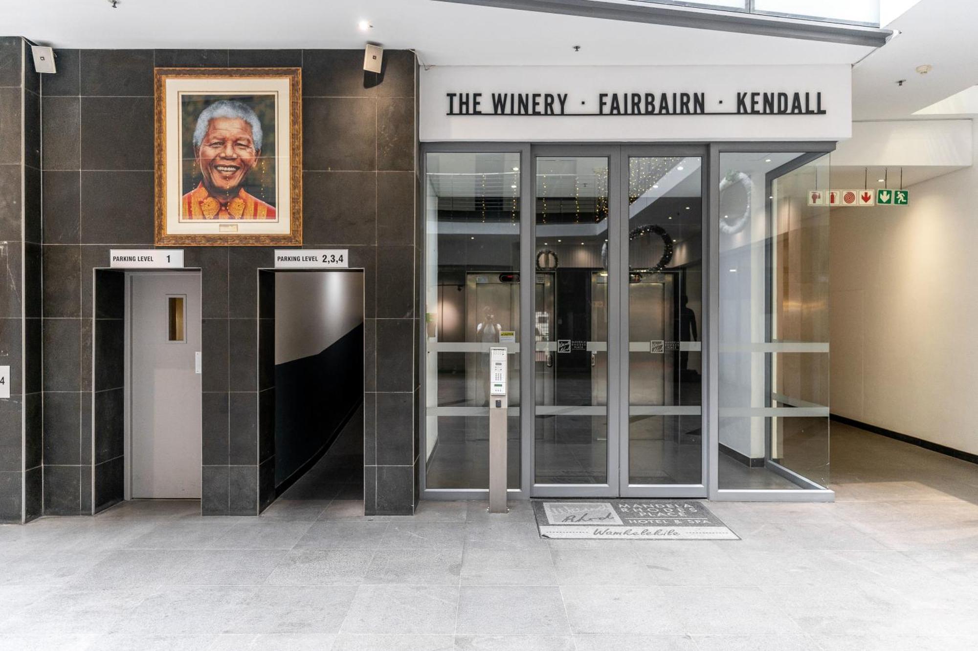 Centre Spacious With Pool, Parking, And Gym Access! Cape Town