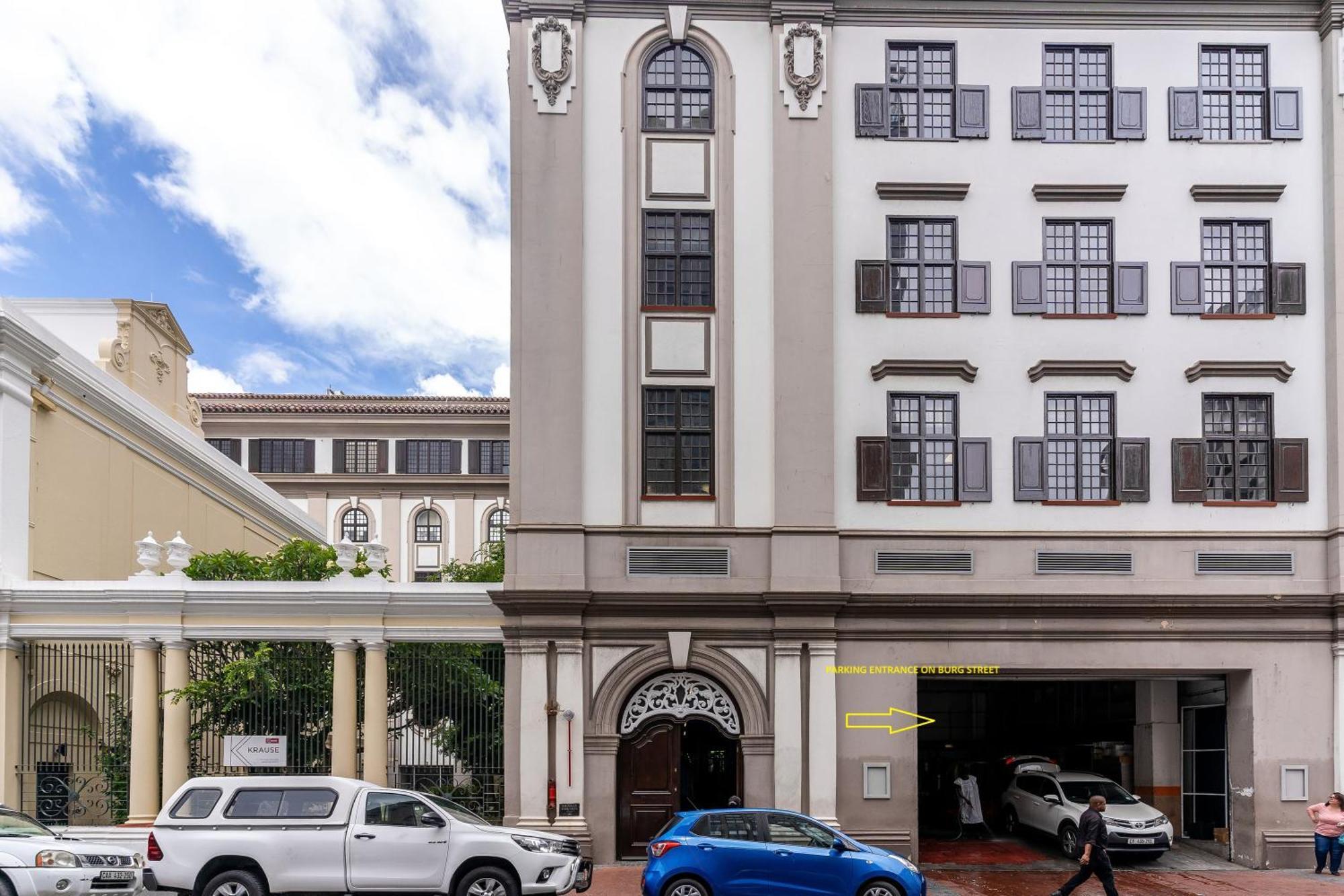 Centre Spacious With Pool, Parking, And Gym Access! *
