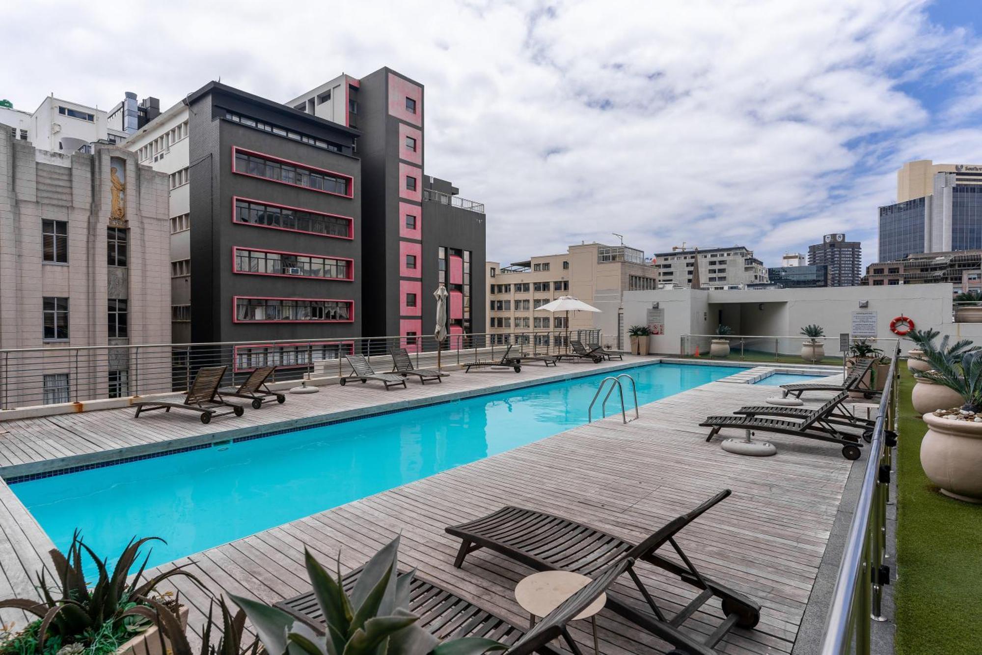 Centre Spacious With Pool, Parking, And Gym Access!