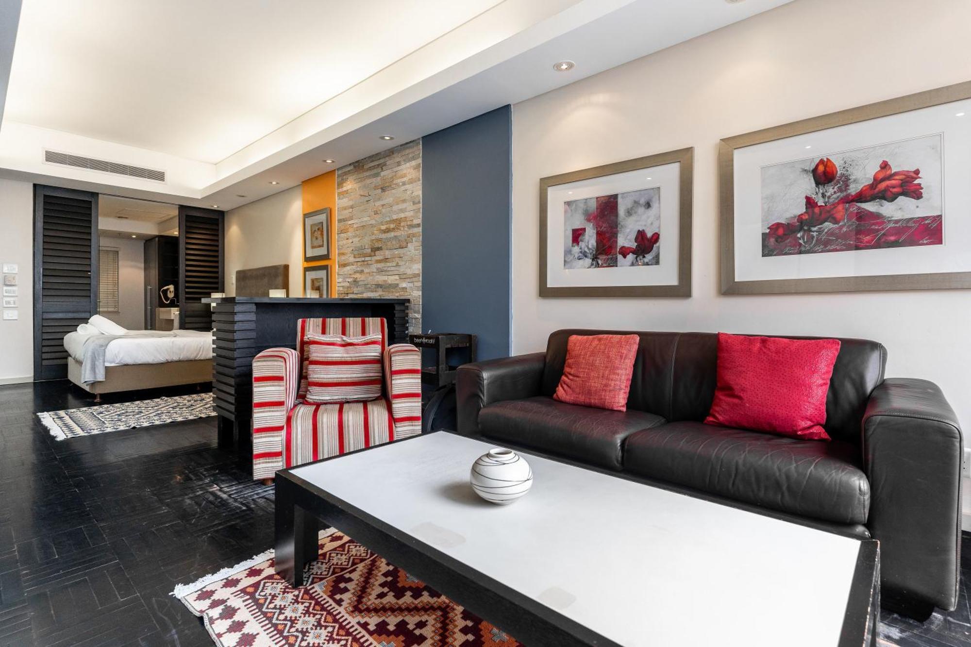 Centre Spacious With Pool, Parking, And Gym Access! Apartment